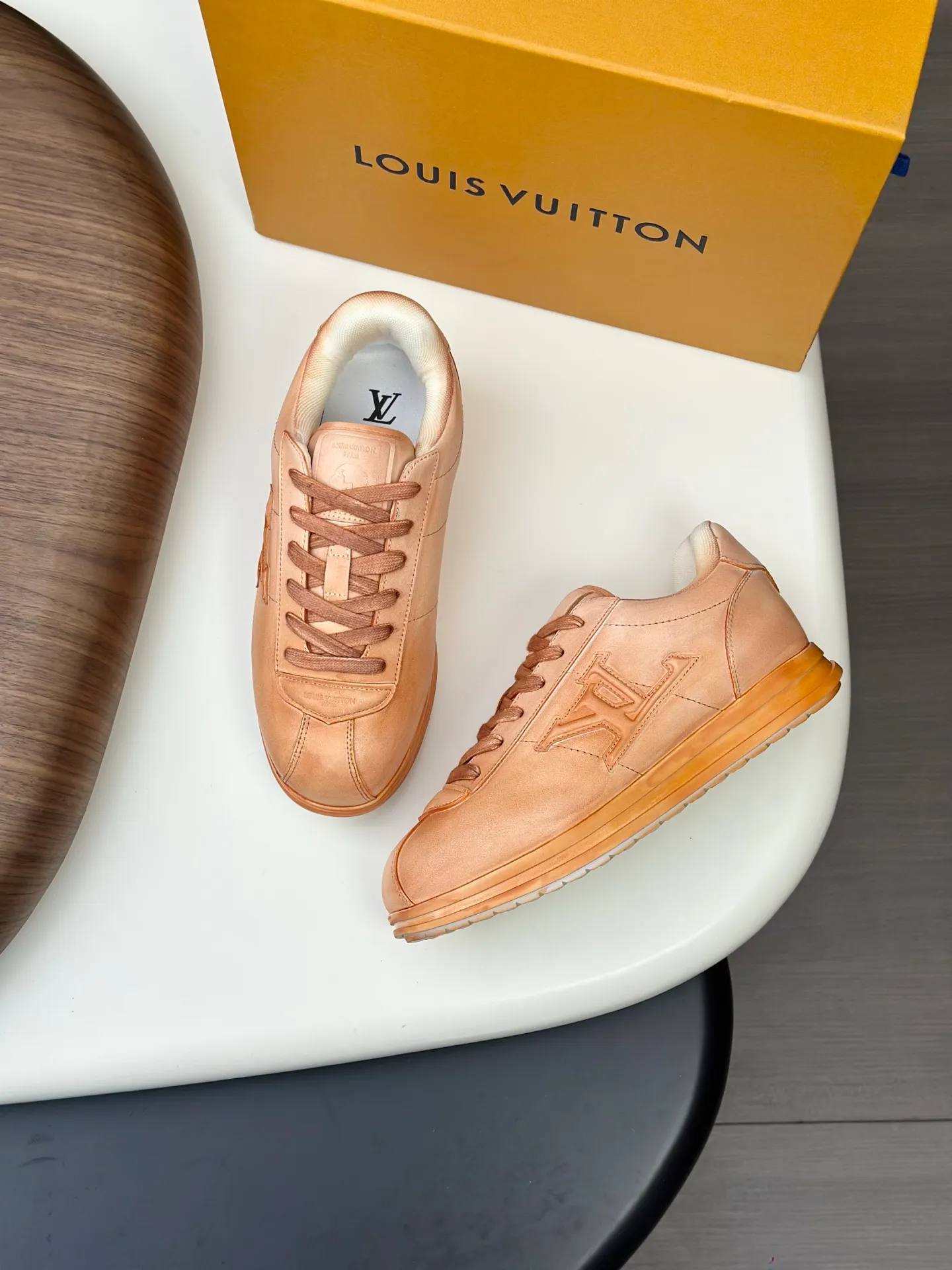 💰800💰Full package💰Top version Washed LV-Louis Vuitton-Classic catwalk new style 1:1 developed replica of the original version! ! The upper foot is very comfortable. It is made of luxurious materials, washed with fine workmanship, and the midsole is printed with English letters "Made in Europe." The upper is made of calfskin imported from Italy. The side is decorated with the brand's LOGO and signature. The latest latex foot pads and mesh lining make the foot feel super comfortable. The original two-color TPU combination outsole is specially provided by the original factory. Bag technology Goodyear stitched edges Fabric: Exclusive custom first-layer cowhide Accessories: Exclusive private model Vuitton logo, lining: Customized silk mesh lining - first-layer silk cowhide lining Outsole: TPU combination outsole wear-resistant, non-slip and anti-yellowing Foot pads: new latex pads-mesh sweat-absorbent Counter technology: fully computerized sewing machine wire drawing Toe box back cover Hot and cold shaping Full set of pull-top last with medium and low logo pattern Counter packaging - Shoelaces, certificates, cards, instructions, certificates of quality, dust bags, the most comprehensive packaging on the Internet, men's sizes 39-44 (38/45 custom-made, non-refundable!